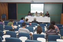 Mesa com os professores Maria Alice Rezende Gonçalves (UERJ), Jean-François Véran (UFRJ), Marco Antônio Pamplona (HIS/PUC-Rio) e Daniel Sabbagh (Science Po, Paris). Fotógrafo Antônio Albuquerque. Acervo do Núcleo de Memória.