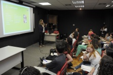 Apresentação da palestrante Daniela Ryfer. Fotógrafo Antônio Albuquerque. Acervo do Núcleo de Memória.