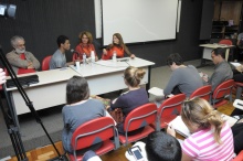 Na mesa o Prof. Everardo Rocha (COM) e Rene Silva do jornal comunitário A Voz da Comunidade. Evento realizado na sala K102. Fotógrafo Antônio Albuquerque. Acervo do Núcleo de Memória.