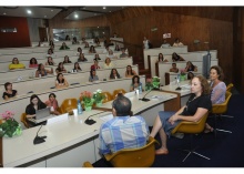 Mesa de abertura, com os professores do Departamento de Serviço Social Andreia Clapp Salvador, Irene Rizzini e Antonio Carlos de Oliveira, no Auditório do RDC. Fotógrafo Antônio Albuquerque. Acervo Núcleo de Memória.