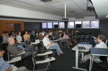 Apresentação com o Prof. Marcelo Burgos (SOC) na sala F300. Fotógrafo Antônio Albuquerque. Acervo do Núcleo de Memória.