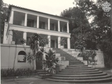 A fachada e a escadaria do Solar. 1989.