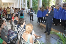 Abertura do evento, com a presença do Reitor Prof. Pe. Josafá Carlos de Siqueira S.J. nos pilotis do Edifício da Amizade. Apresentação do Coral da PUC-Rio. Fotógrafo Antônio Albuquerque. Acervo do Núcleo de Memória.