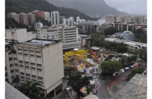 Estacionamento principal, ocupado pelo canteiro das obras do Metrô Linha 4, visto a partir do Decanato do CTC, alto do Edifício Cardeal Leme. 05/08/2014. Fotógrafo Antônio Albuquerque. Acervo do Núcleo de Memória.