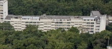 Edifício Cardeal Leme - Blocos A, B e C do primeiro edifício do campus da Gávea, inaugurado em 1955 e batizado em 1968 como Edifício Cardeal Leme. Fotógrafo Nilo Lima. Acervo do Núcleo de Memória.