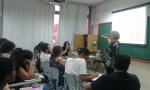 A profa. Margarida de Souza Neves durante a palestra.