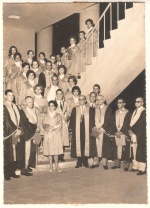 Colação de grau da escola de Sociologia e Política. O Prof. Neiva está na primeira fila, bem ao centro, de óculos. 1961. Fotógrafo desconhecido. Acervo Núcleo de Memória da PUC-Rio.