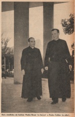 Dois cientistas de batina: Padre Roser (o baixo) e Padre Cullen (o alto). Nos pilotis da PUC, com o Corcovado ao fundo. 1958.  Revista Mundo Ilustrado.